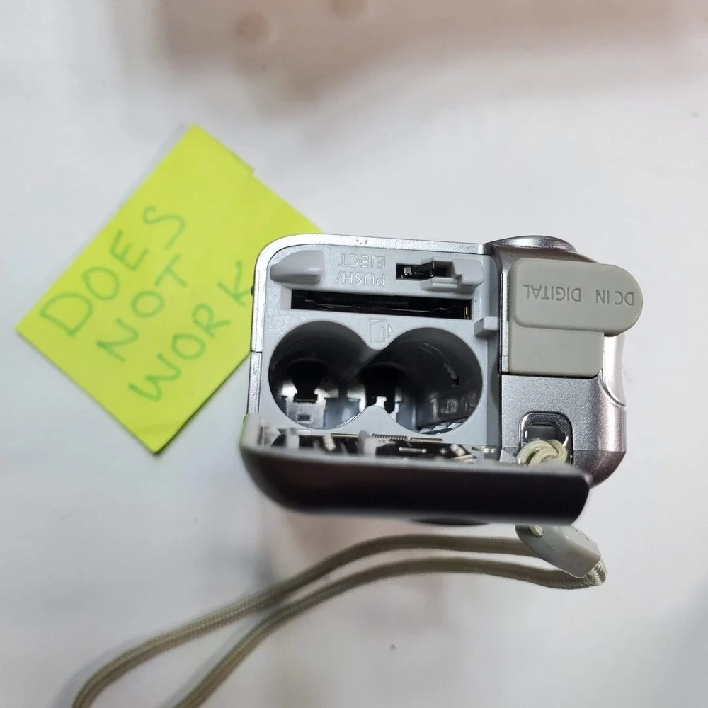 Canon PowerShot A410 Digital Camera Silver 3.2MP Point & Shoot FOR PARTS REPAIR